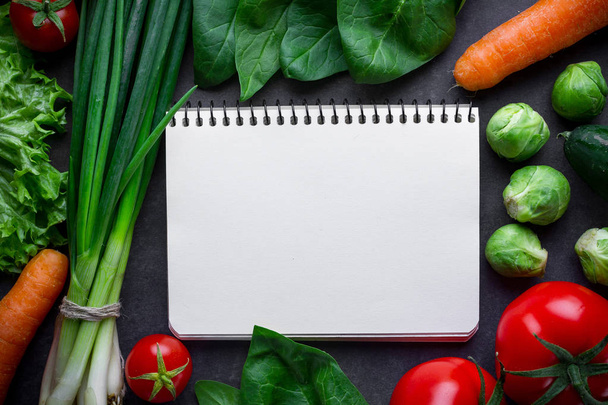 Пустая книга рецептов и спелые ингредиенты для приготовления свежих здоровых
 - Фото, изображение