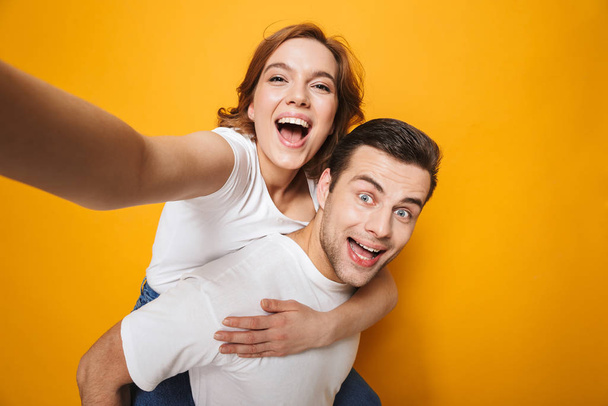 Portrait of a cheerful young couple standing - Foto, afbeelding