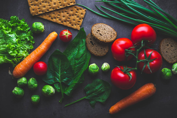 Concepto de dieta y nutrición. Verduras maduras para cocinar platos frescos y saludables. Limpieza de alimentos de fibra equilibrada y estilo de vida saludable. Comer fitness
  - Foto, Imagen