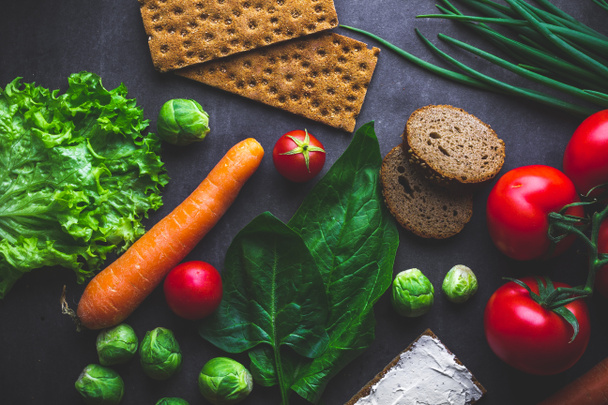 Διατροφή και διατροφή έννοια. Ώριμα λαχανικά για να μαγειρέψετε φρέσκα υγιεινά πιάτα. Καθαρή ισορροπημένη τροφή ινών και υγιεινό τρόπο ζωής. Υγεία και φαγητό  - Φωτογραφία, εικόνα