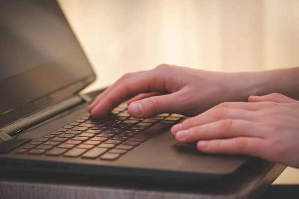 As mãos da mulher estão digitando no teclado do laptop. Trabalho online. Trabalho
 - Foto, Imagem