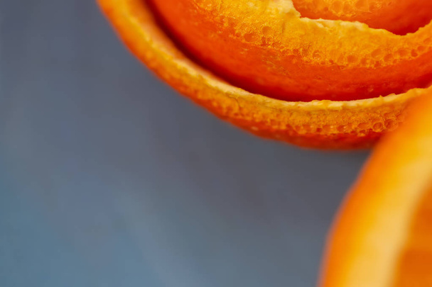 マクロ柑橘系フルーツピール。みかんの皮をむいた背景。皮をむくみかんを持つアートイメージ。クローズアップとオレンジの皮をむいたテクスチャー。装飾食品のコンセプト。トップビュー。ソフトフォーカス。スペースをコピーします。アート写真 - 写真・画像