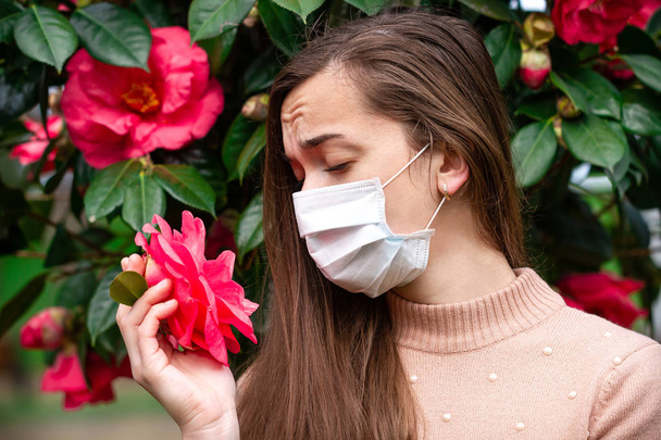 Allergy woman in mask is suffering from allergies. Seasonal alle - Фото, зображення