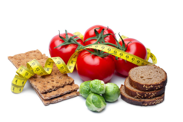 Conceito de dieta e nutrição. Produtos hortícolas isolados, batatas fritas e centeio b
 - Foto, Imagem