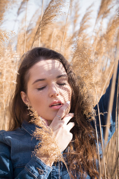Outdoor fashion photo of young beautiful lady,model photos in the reeds - Foto, Bild