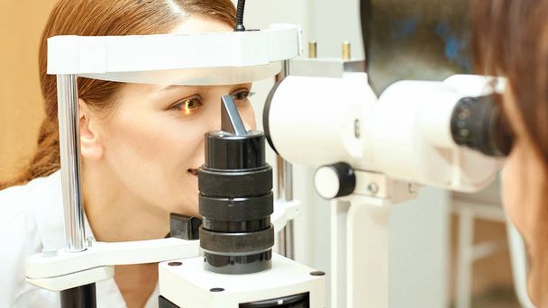 Eye ophthalmologist exam. Eyesight recovery. Astigmatism check concept. Ophthalmology diagmostic device. Beauty girl portrait in clinic - Foto, afbeelding