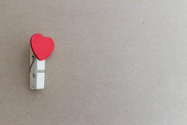 dřevěný kolíček s designem tvaru srdce a balicího papíru list  - Fotografie, Obrázek