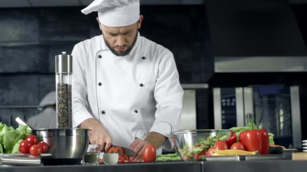 Chef cocinando en la cocina del restaurante. Chef profesional preparando comida saludable
 - Imágenes, Vídeo
