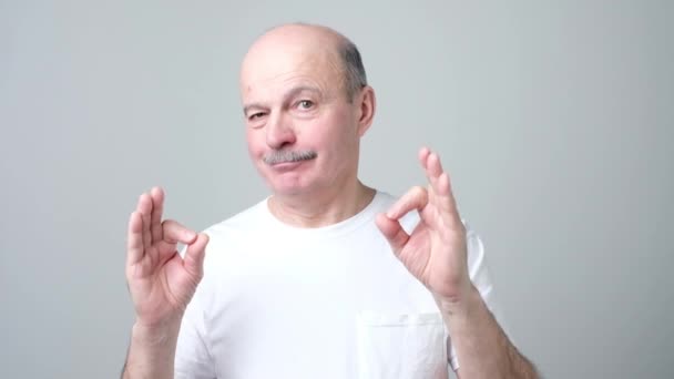 Spokojený pozitivní muž gestikulovat OK - Záběry, video