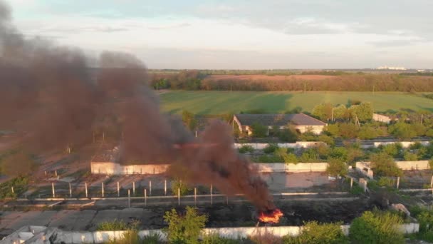 Ogromny czarny dym z ognia w opuszczonym miejscu z dużą czerwoną rurą z cegły - Materiał filmowy, wideo