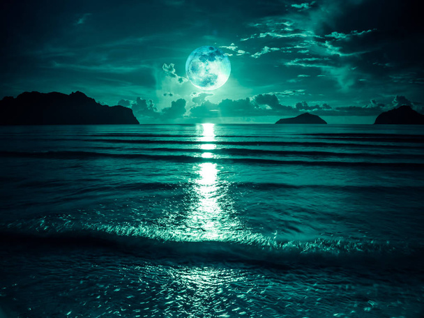 Super lune. Ciel coloré avec pleine lune brillante sur le paysage marin
. - Photo, image