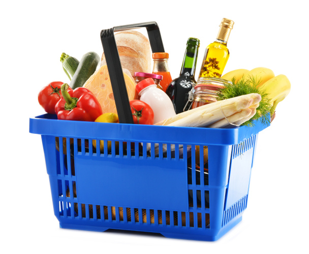 Cesta de compras de plástico con variedad de productos de comestibles
 - Foto, imagen