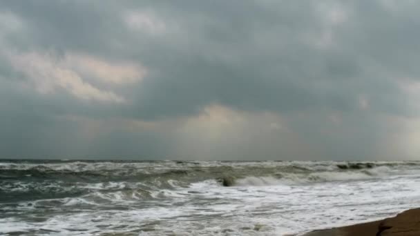 soles rayos rompiendo a través de las nubes en el mar furioso
 - Metraje, vídeo