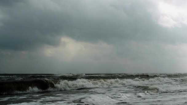 Повільний рух океанських хвиль в похмуре погоду - Кадри, відео
