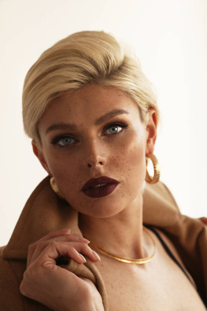 sexy woman with blond short hair with evening makeup and accesso - Foto, Bild
