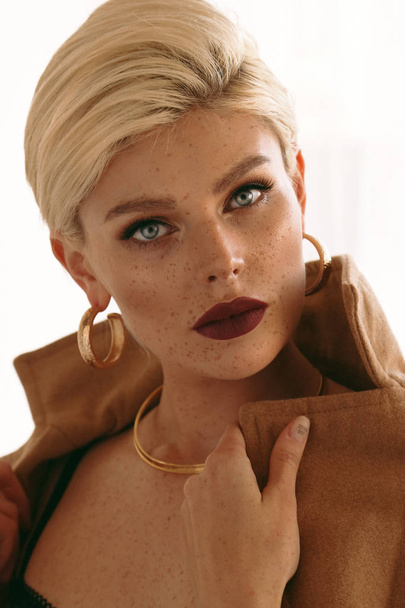 sexy woman with blond short hair with evening makeup and accesso - 写真・画像