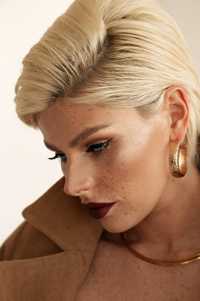 sexy woman with blond short hair with evening makeup and accesso - Φωτογραφία, εικόνα