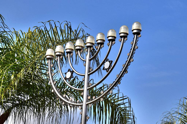 1 * yarhiv. Moshav στην κεντρική περιοχή του Ισραήλ. Ιδρύθηκε το 1949. Το περιφερειακό Συμβούλιο του μ. Χασαρόν. Αρχιτεκτονική. Είναι άνοιξη.. - Φωτογραφία, εικόνα