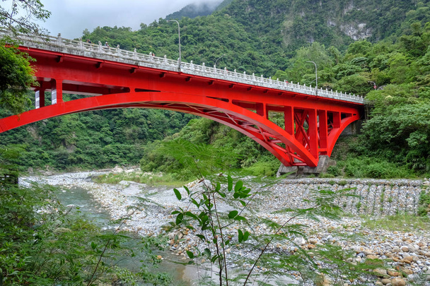 Maisemanäköala Tarokon punaisella sillalla, Tarokon kansallispuisto, Huali
 - Valokuva, kuva