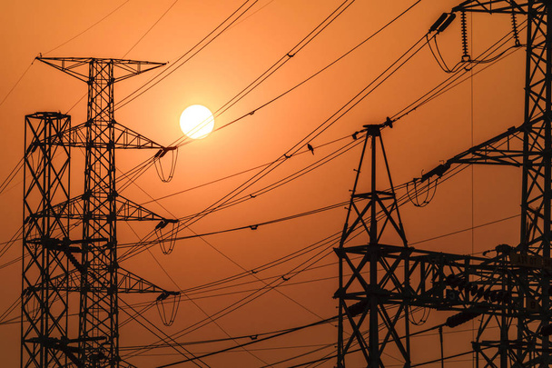 vysoké napětí ocelových přenosu věž při západu slunce  - Fotografie, Obrázek
