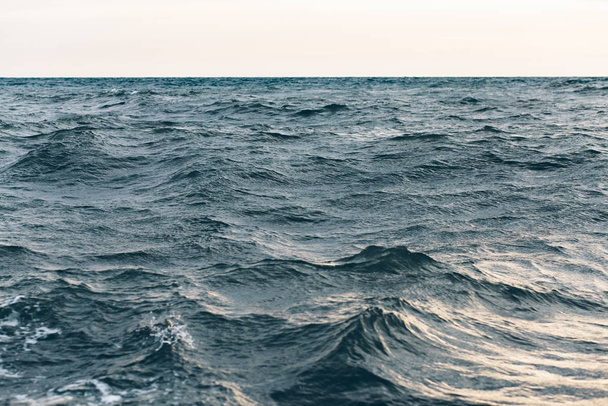 ondulations sur l'eau de mer bleue avec mousse blanche, fond de mer naturel
 - Photo, image