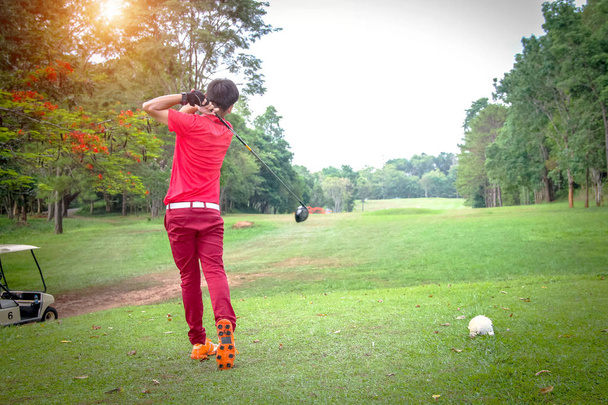 Golfista che gioca a golf in un bellissimo campo da golf
. - Foto, immagini