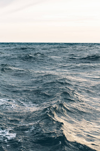 ondulaciones sobre el agua de mar azul, fondo marino natural
 - Foto, imagen