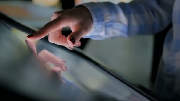 Donna che utilizza display touchscreen interattivo al museo di storia moderna - Filmati, video