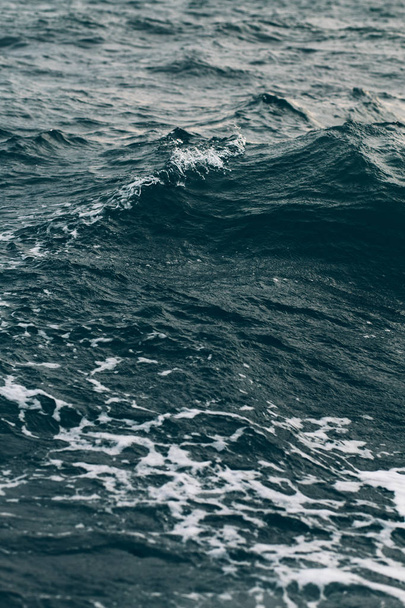 hullámai a kék tengervíz fehér hab, természetes tengeri háttér - Fotó, kép