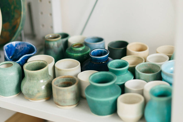 Ceramic mug made on a Potter's wheel in the workshop - Foto, Bild