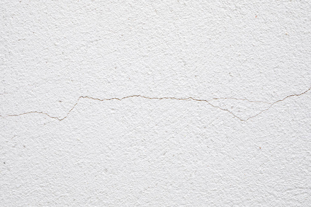 трещина в белой стене
  - Фото, изображение