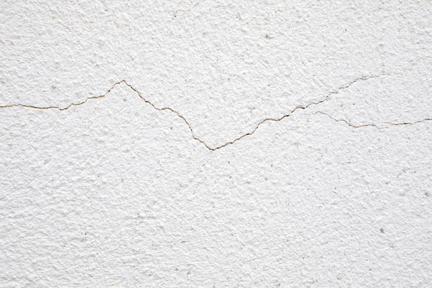 трещина в белой стене
  - Фото, изображение