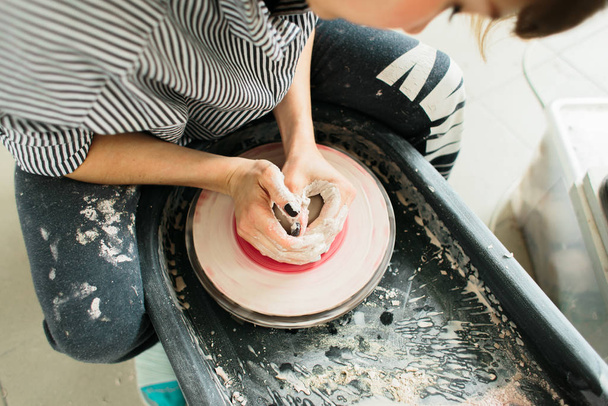 Femmes travaillant sur la roue du potier dans le studio
 - Photo, image
