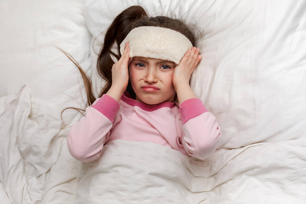 sick cold little child girl lies in bed - Foto, Imagem