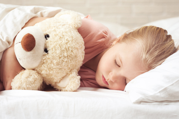 Roztomilá holčička, která spí s medvídkem - Fotografie, Obrázek