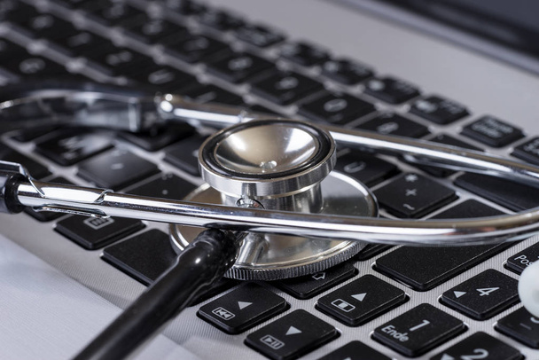 Стетоскоп на сучасній клавіатурі на столі лікаря. концепція медичної науки технології
 - Фото, зображення