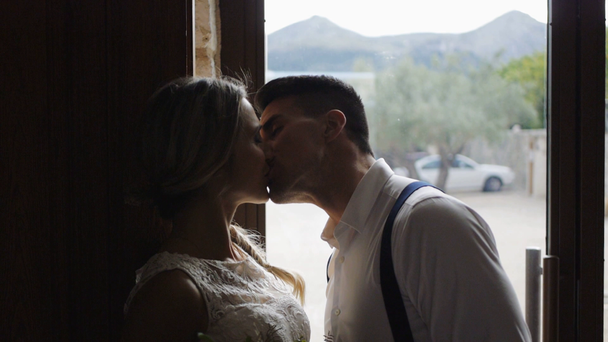 Bruid en bruidegom in de buurt van venster. - Video
