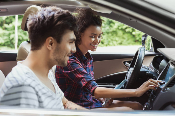 Millennials pareja en coche
 - Foto, imagen