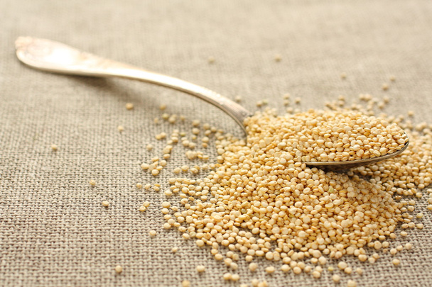 Quinoa gabonát fém kanalat ezerkétszázhatvan háttér - Fotó, kép