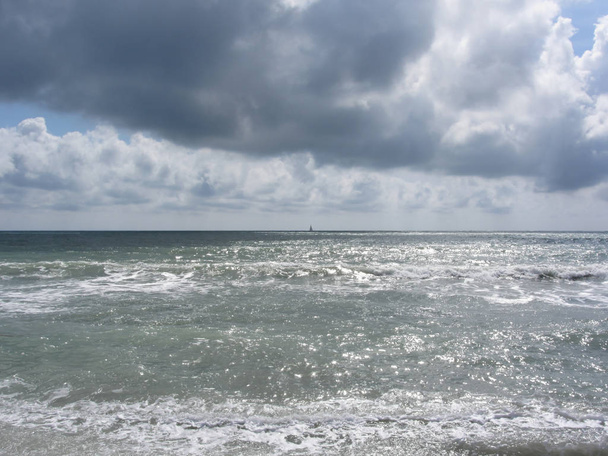 Nad morzem z plaży Marina di Pisa w pochmurny dzień w lecie. Toskania, Włochy - Zdjęcie, obraz