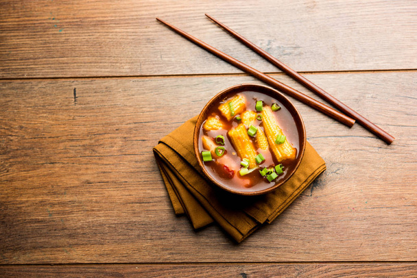 Детский кукурузный маньчжурский с соусом - популярный индо-китайский рецепт. селективный фокус
 - Фото, изображение