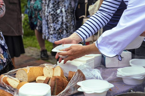 Trabajadores sociales distribuyen alimentos a ancianos pobres
. - Foto, imagen