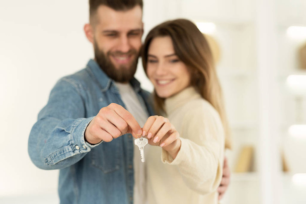 New Home Owners. Young Couple Holding House Key - Fotografie, Obrázek
