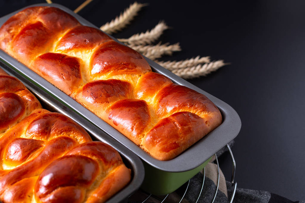 concepto de panadería de alimentos Panecillo de pan trenzado al horno fresco brioche con
  - Foto, imagen