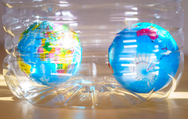 Bouteille d'eau en plastique avec petits globes du monde à l'intérieur
 - Photo, image