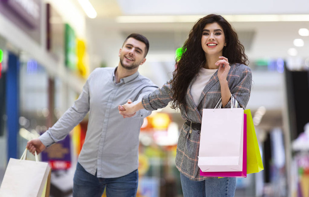 Την έννοια του καταναλωτισμού και της πώλησης. Υπέροχο ζευγάρι ψώνια μαζί - Φωτογραφία, εικόνα