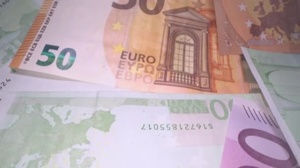 Dolly toma de billetes de banco en euros apilados uno encima del otro. Planeando a través de billetes de dinero en euros, pila de dinero, dinero en efectivo, pila de billetes. Invertir dinero, ahorrar
 - Metraje, vídeo
