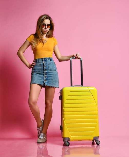 concept travel and tourism. legs of a girl with a suitcase - Foto, Imagen