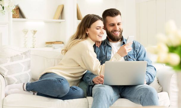 Navigare su Internet. Giovane coppia rilassante con computer portatile
 - Foto, immagini