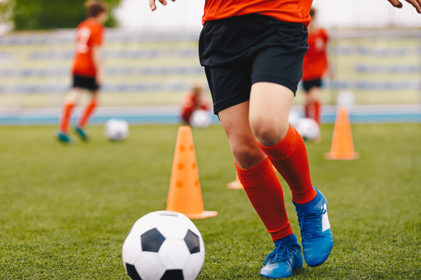 Αρσενικό ποδοσφαιριστής-σλάλομ ασκήσεις εκπαίδευση. Προπόνηση ποδοσφαίρου - Φωτογραφία, εικόνα